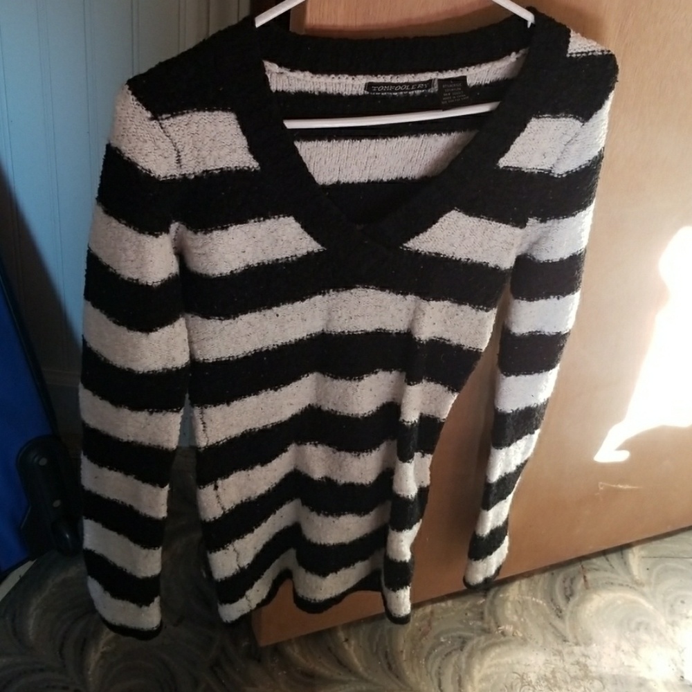 Tomfoolery black/white v-neck sweater